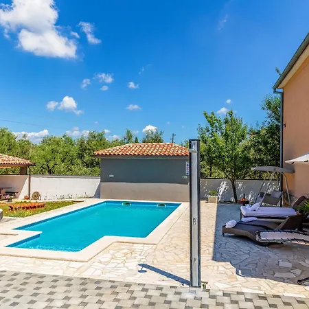 Awesome In With Swimming Pool Apartmán *
